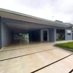 Casa Com Piscina No Portal